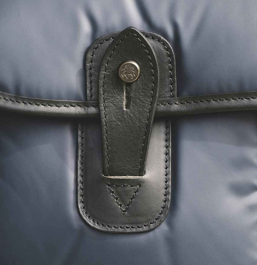 「ブルックス ブラザーズ」のブレザーから着想した「ハンティング・ワールド」ネイビーのバチュー - 13枚目の画像