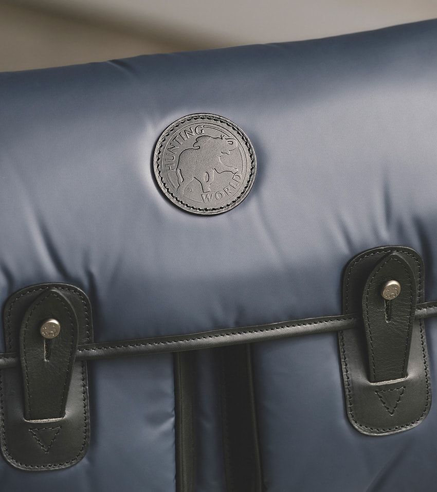 「ブルックス ブラザーズ」のブレザーから着想した「ハンティング・ワールド」ネイビーのバチュー - 14枚目の画像