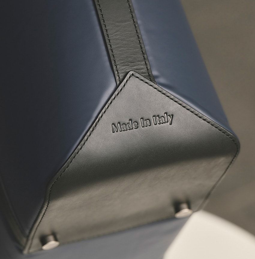 「ブルックス ブラザーズ」のブレザーから着想した「ハンティング・ワールド」ネイビーのバチュー - 9枚目の画像