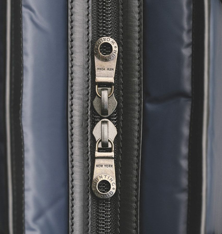 「ブルックス ブラザーズ」のブレザーから着想した「ハンティング・ワールド」ネイビーのバチュー - 10枚目の画像