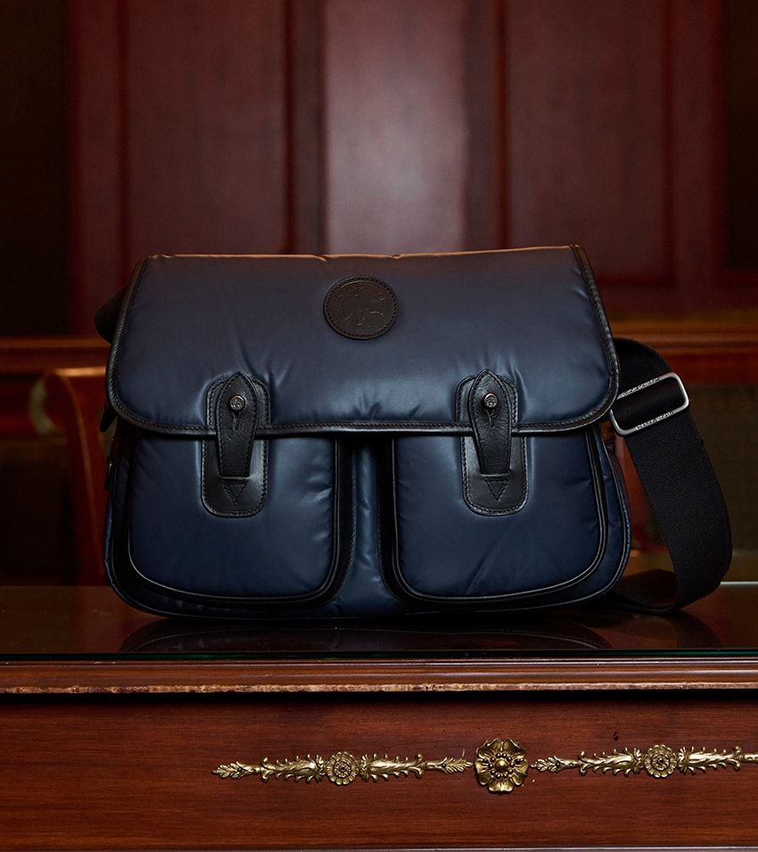 「ブルックス ブラザーズ」のブレザーから着想した「ハンティング・ワールド」ネイビーのバチュー - 21枚目の画像