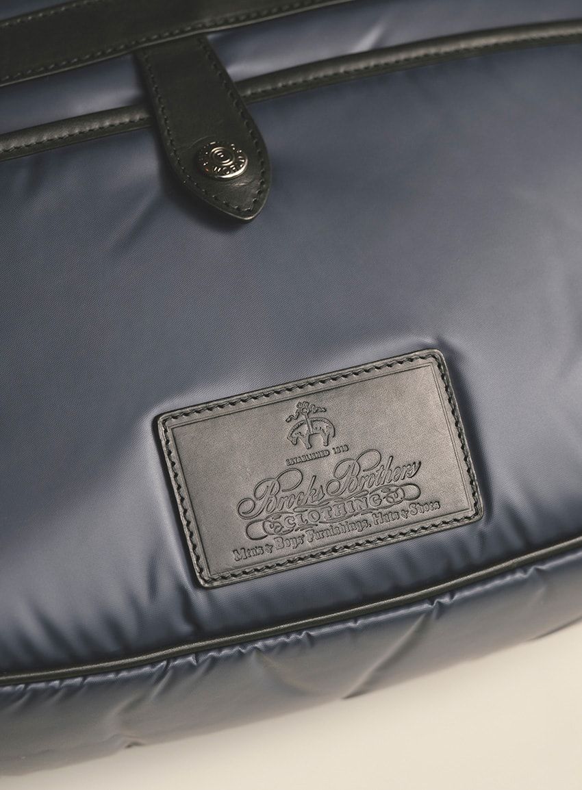 「ブルックス ブラザーズ」のブレザーから着想した「ハンティング・ワールド」ネイビーのバチュー - 15枚目の画像