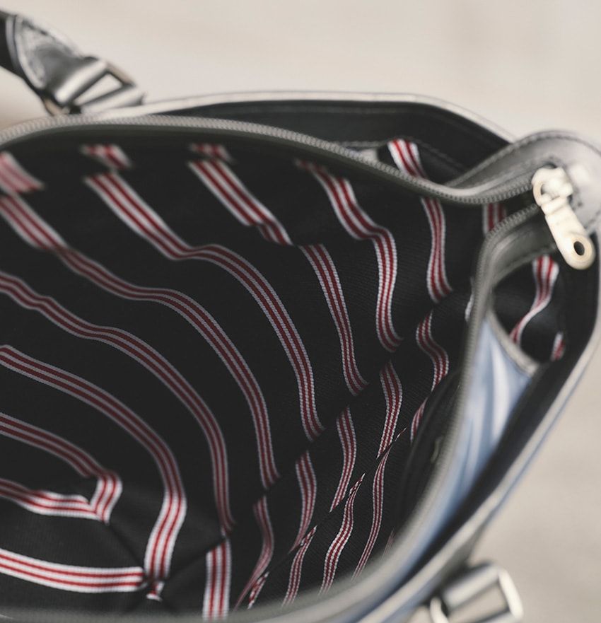 「ブルックス ブラザーズ」のブレザーから着想した「ハンティング・ワールド」ネイビーのバチュー - 11枚目の画像