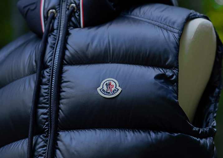 世界限定150枚の「モンクレール」はダークネイビー。手に入れられるの