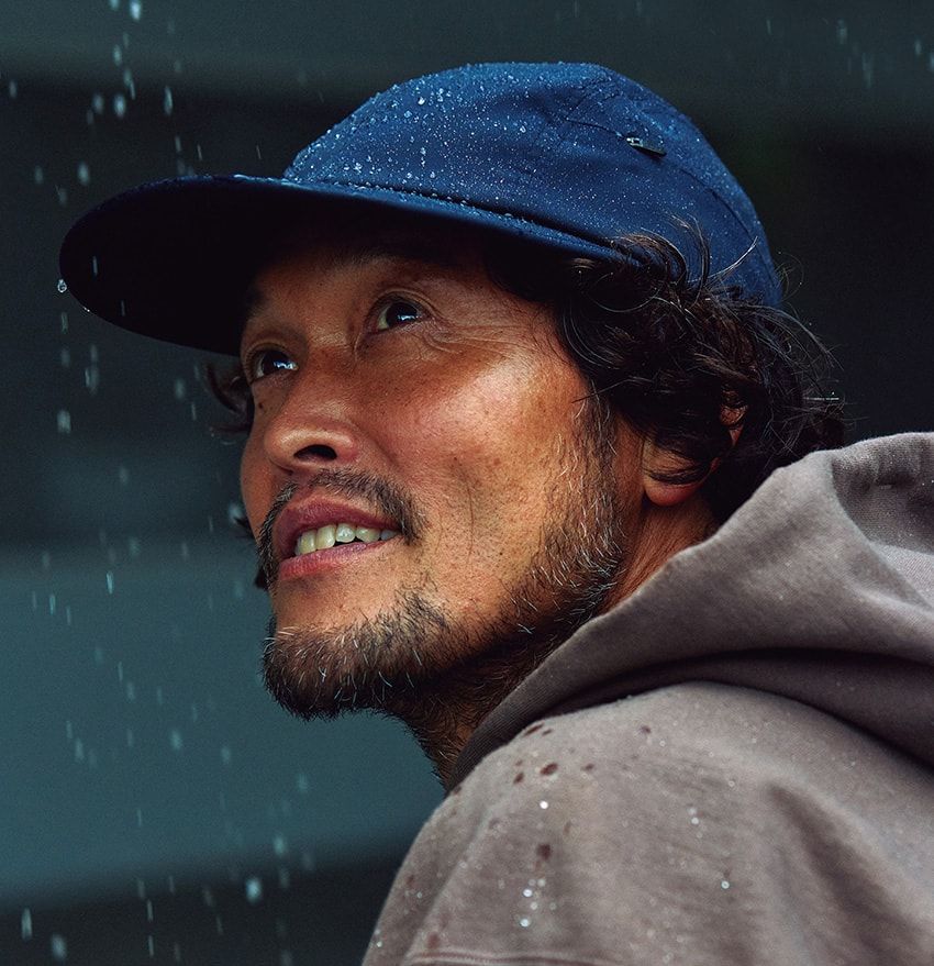 「サロモン」のスニーカーに「ダイワ」のキャップ……“青いゴアテックス”で身支度を！ - 4枚目の画像