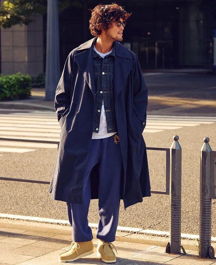 冬のカジュアルを成功に導く「青い服」見本帳。最新号の見どころと編集部の厳選コーデ7選 - 1枚目の画像