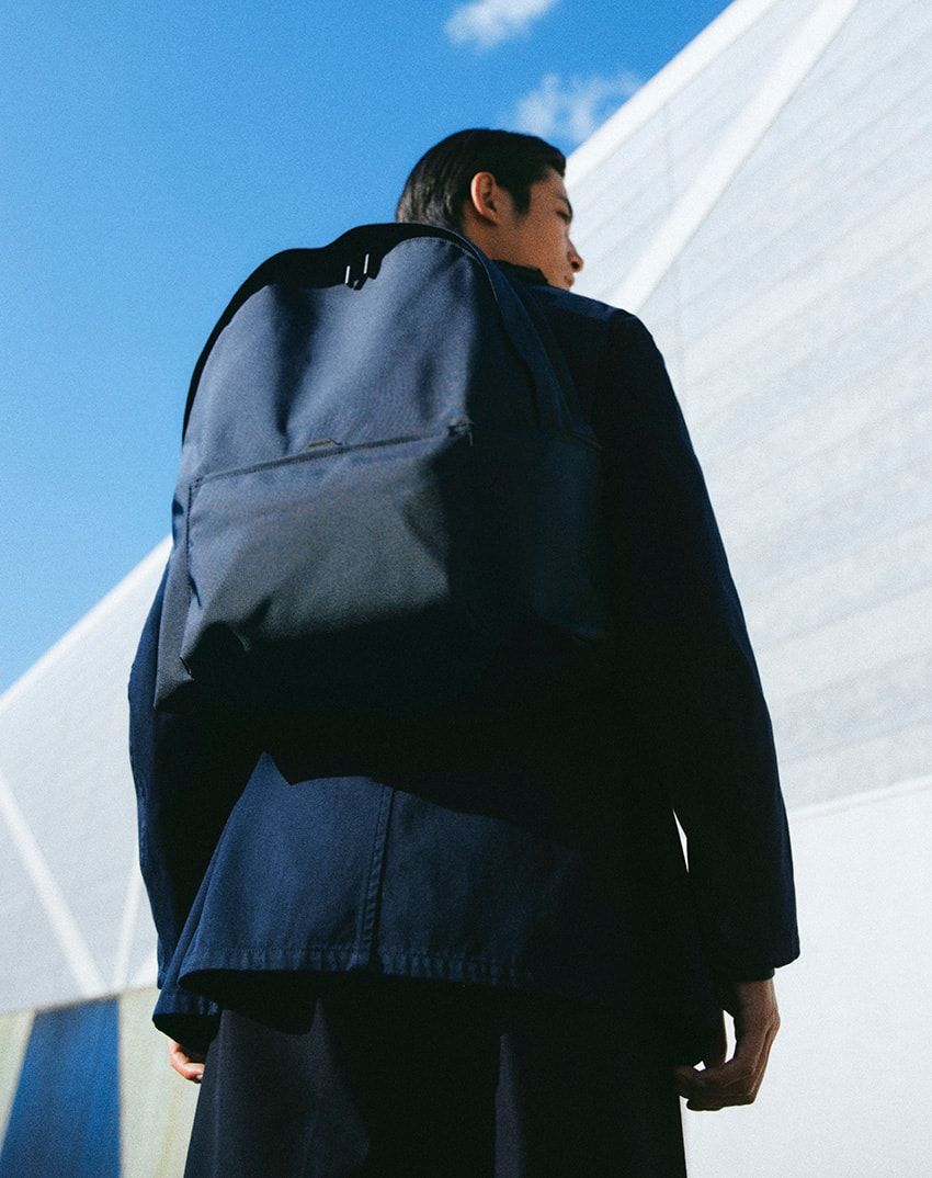 限りなくネイビーの黒いバッグが「モノリス」から。“どっち付かず”がもたらす使いやすさ - 1枚目の画像