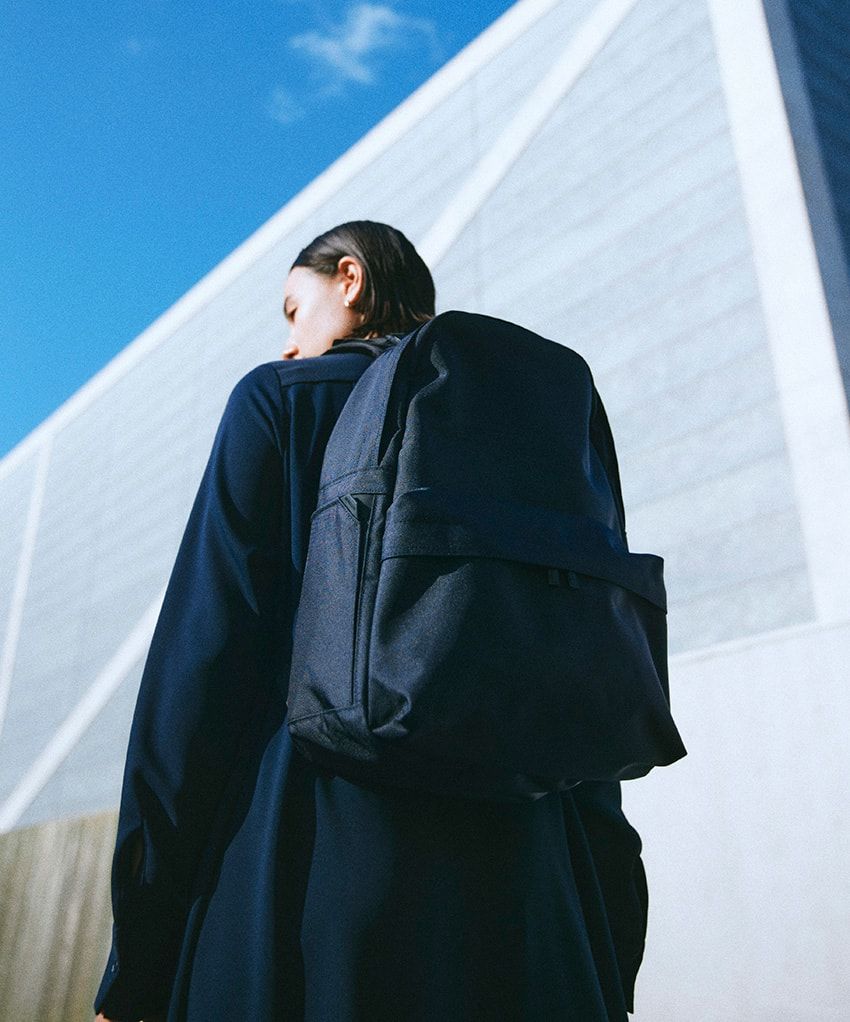 限りなくネイビーの黒いバッグが「モノリス」から。“どっち付かず”がもたらす使いやすさ - 3枚目の画像