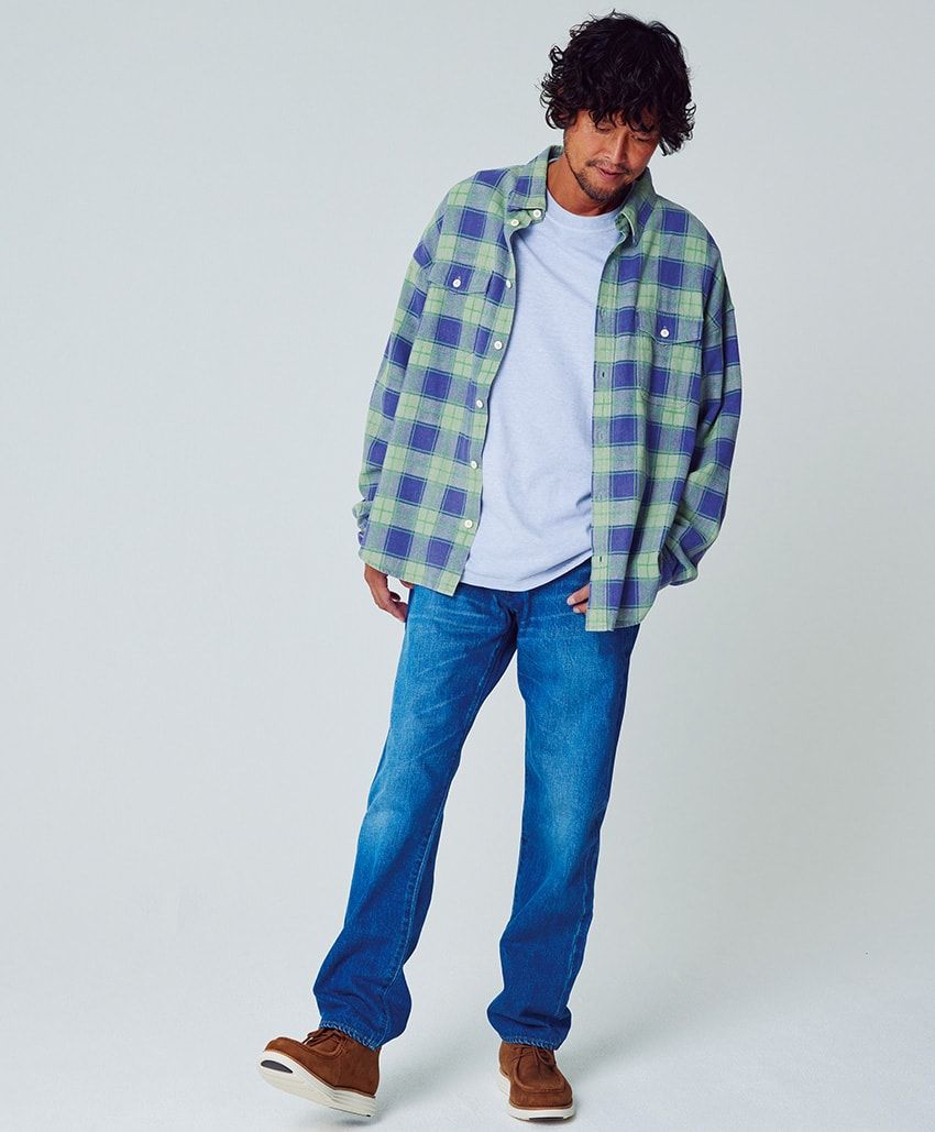 くすみカラー攻略には色落ちデニムが欠かせない。キレイめ＆カジュアルの両軸コーデで検証！ - 2枚目の画像