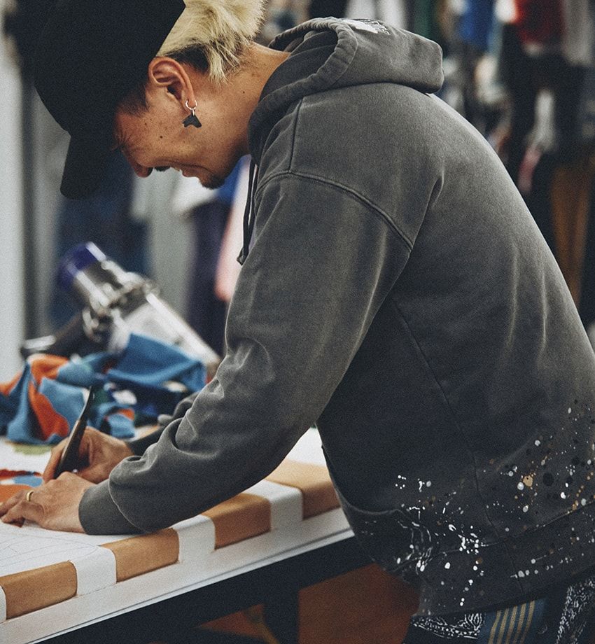 「ウィンダンシー×クラークス」手作業でドリッピングされたオンリーワンな“ワラビー”がアトモスから - 9枚目の画像