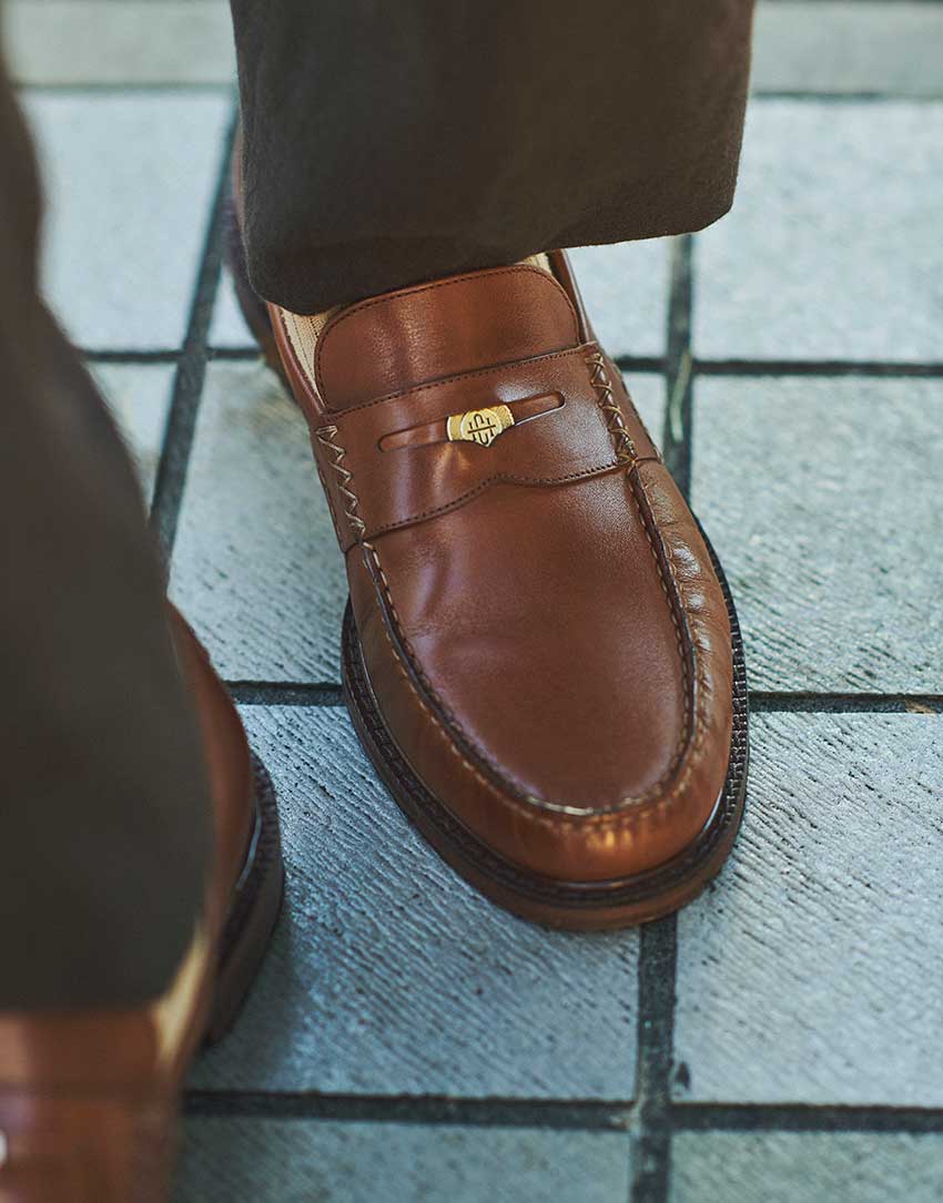 スナップで立証！「コール ハーン」新作シューズが、“着流しスーツ”に