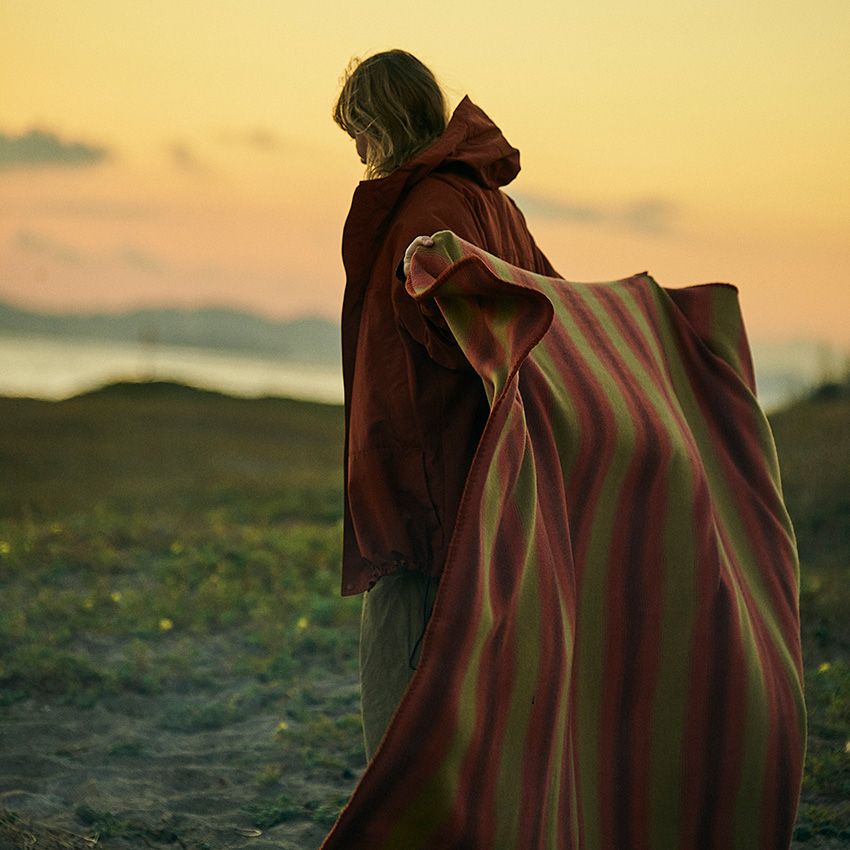 「モス テンツ」創業者ビル・モス生誕100周年の限定品は、贅沢素材を使用した大判ブランケット - 9枚目の画像