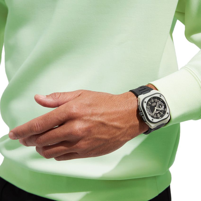 ケース全体が暗闇で光る「ベル＆ロス」の新作時計は、特別開発の素材用いた500本限定 - 9枚目の画像