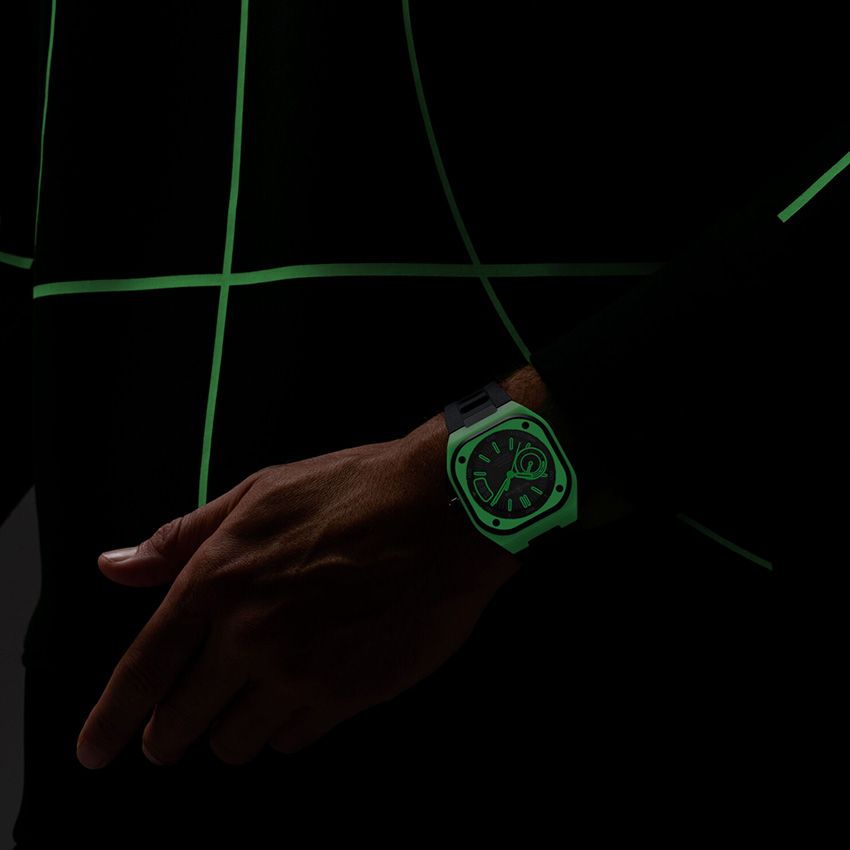 ケース全体が暗闇で光る「ベル＆ロス」の新作時計は、特別開発の素材用いた500本限定 - 10枚目の画像