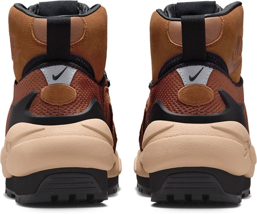 「ナイキ×サカイ」の最新コラボ“マグマ スケープ”。傑作エア マグマとフットスケープの融合デザイン - 1枚目の画像