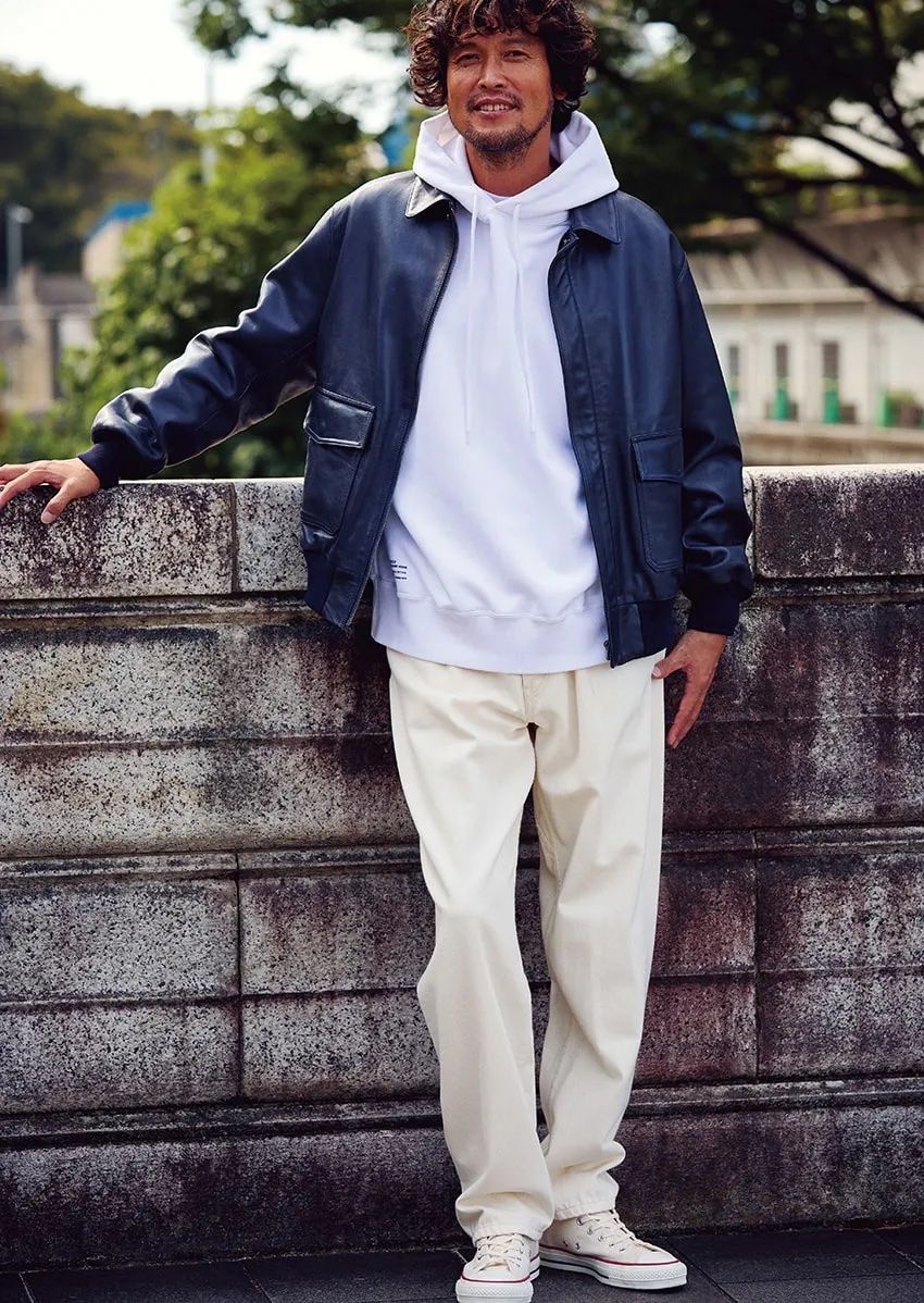 ミリタリー、レザー、ニットetc. 三浦理志さんが着こなす、大人カジュアルな“青コーデ”7つ - 16枚目の画像