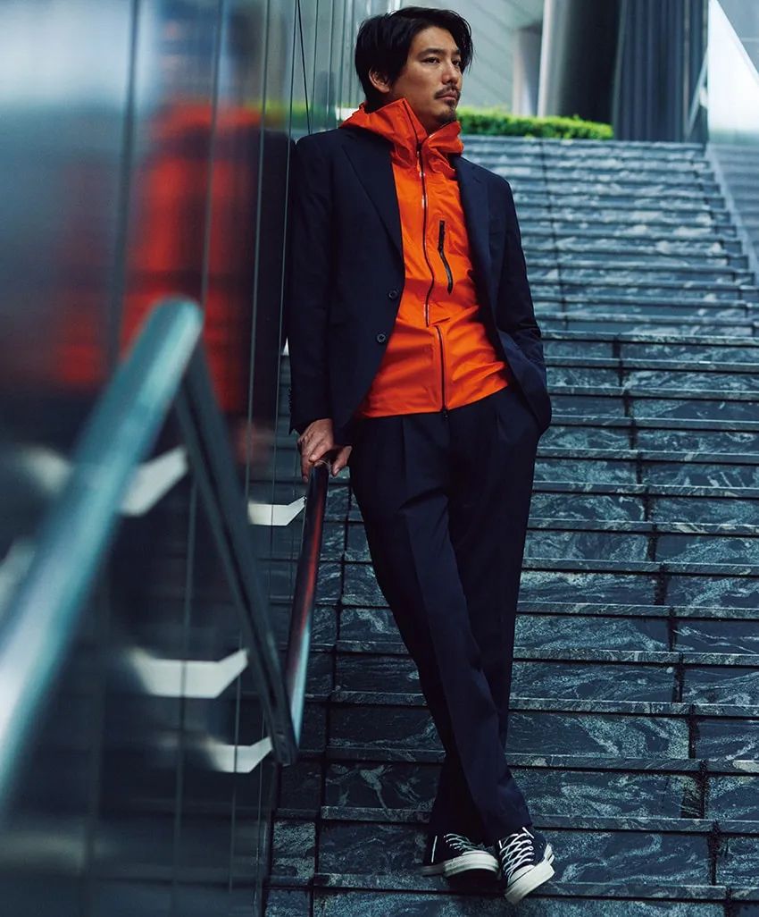 【本誌掲載】水上剣星さんの大人カジュアルな“青コーデ”6選！ダウン、シェル、デニム…… - 4枚目の画像