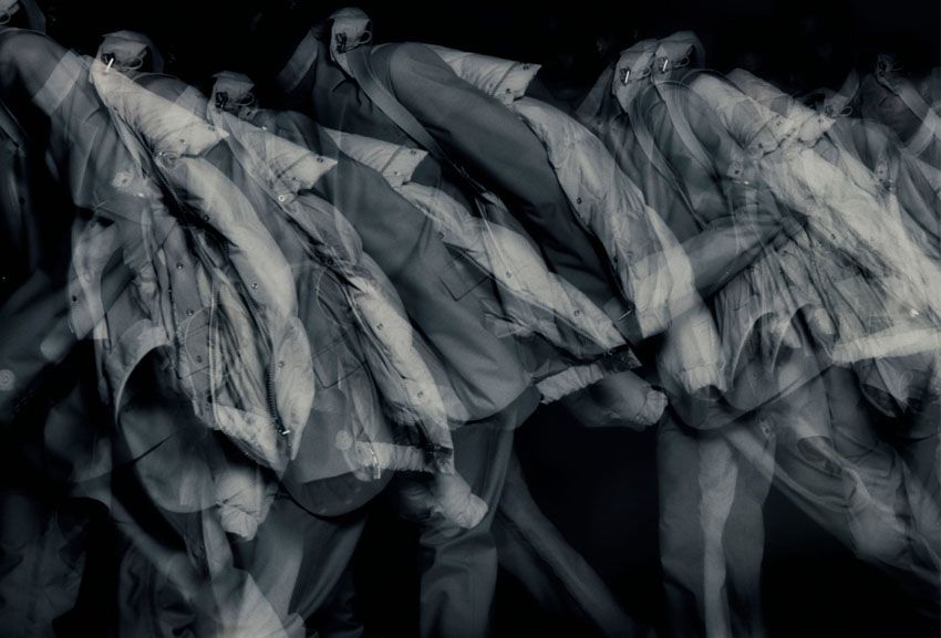 「モンクレール × サカイ」はトータルコーデで販売！ ギミック満載で多彩なスタイルが楽しめる - 2枚目の画像