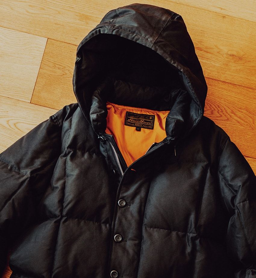 「エディー・バウアー」のアウターに「オン」のスニーカー。冬の頼れる相棒となる“黒いヤツ” - 2枚目の画像