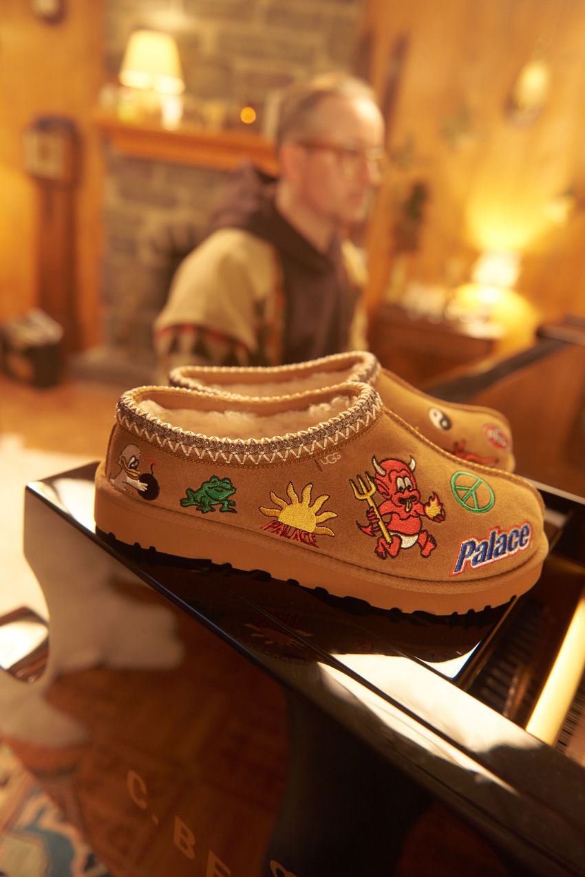 「PALACE UGG」コラボ第2弾。人気モデル“タスマンスリッパ”がポップな刺繍で大変身！ - 1枚目の画像
