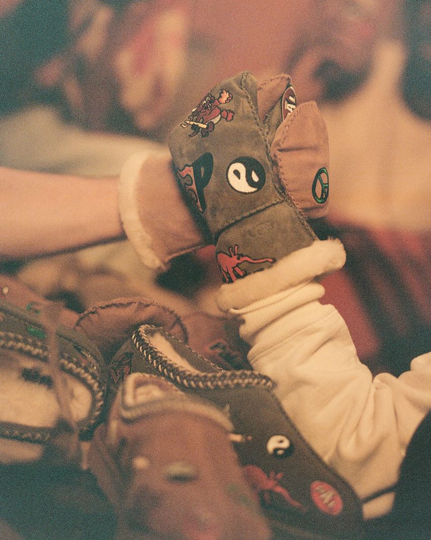 「PALACE UGG」コラボ第2弾。人気モデル“タスマンスリッパ”がポップな刺繍で大変身！ - 6枚目の画像