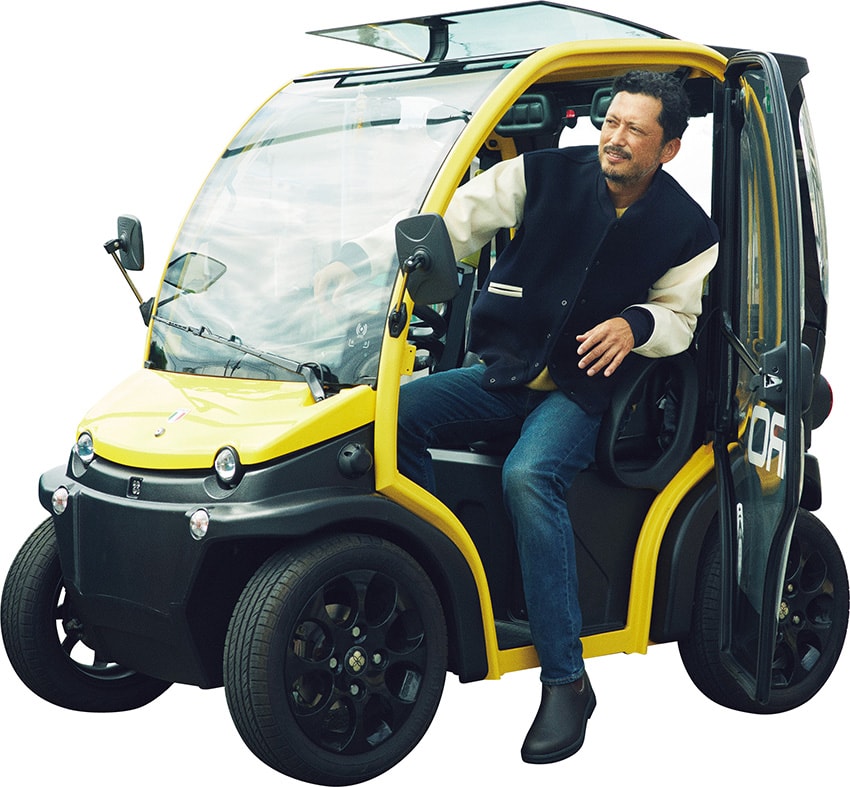 池内博之さんが「ビロ」試乗。維持費は原付ほどの世界最小クラス4輪