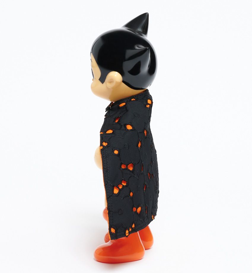 【明日まで抽選】鉄腕アトムのブーツがマントが“ポーターカラー”に。男ゴコロくすぐるコラボフィギュア - 4枚目の画像