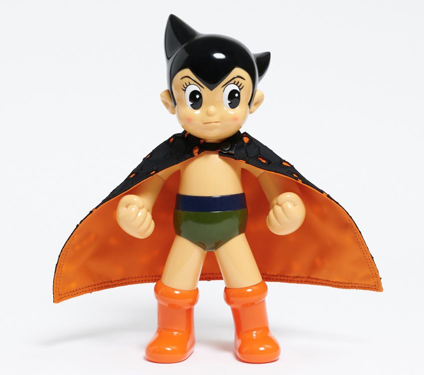 【明日まで抽選】鉄腕アトムのブーツがマントが“ポーターカラー”に。男ゴコロくすぐるコラボフィギュア - 2枚目の画像