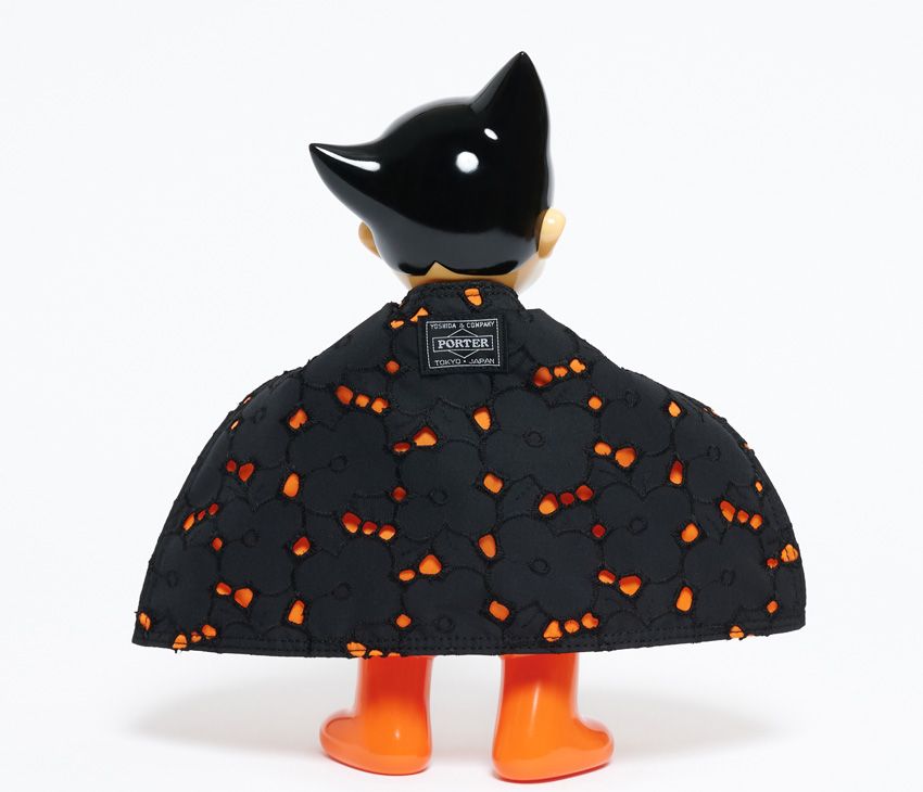 【明日まで抽選】鉄腕アトムのブーツがマントが“ポーターカラー”に。男ゴコロくすぐるコラボフィギュア - 3枚目の画像