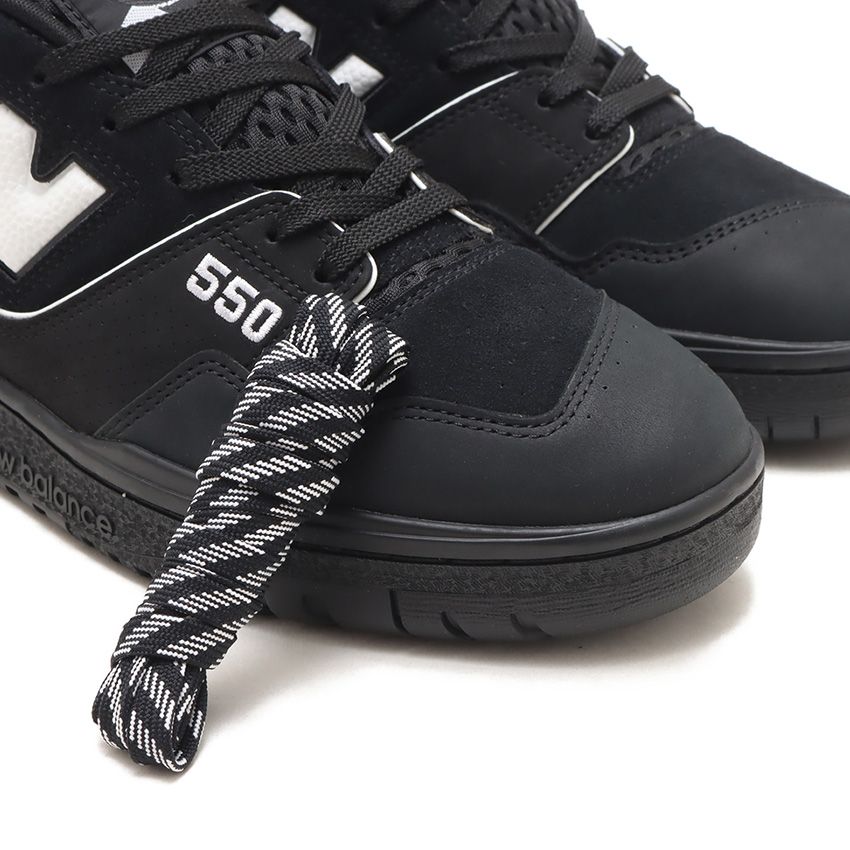 ニューバランス「550」をアトモスがモノトーンで別注。コーデしやすい黒の異素材MIXがキモ - 6枚目の画像
