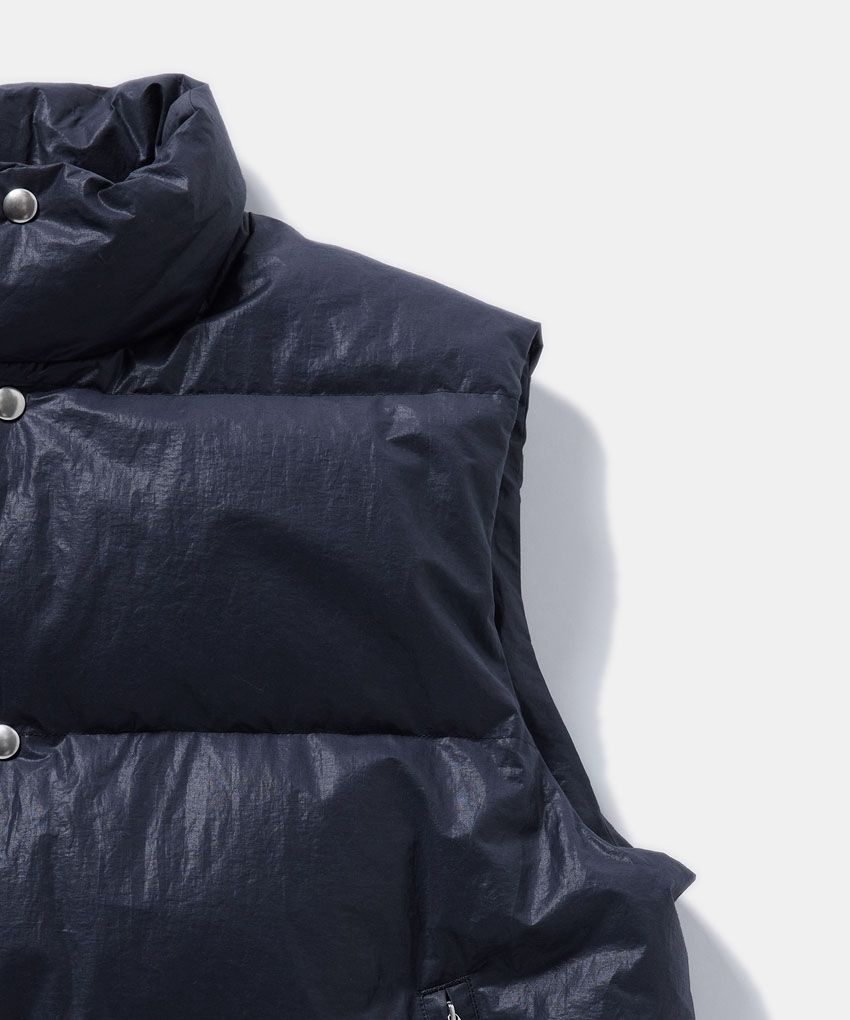 【本日発売】ビオトープがコモリにダウンベストを別注！ 程良い光沢のネイビーカラーがポイント - 4枚目の画像