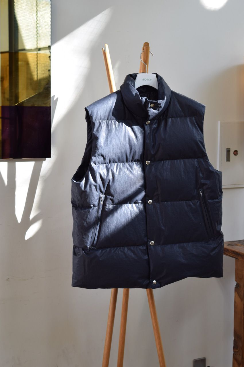 【本日発売】ビオトープがコモリにダウンベストを別注！ 程良い光沢のネイビーカラーがポイント - 8枚目の画像
