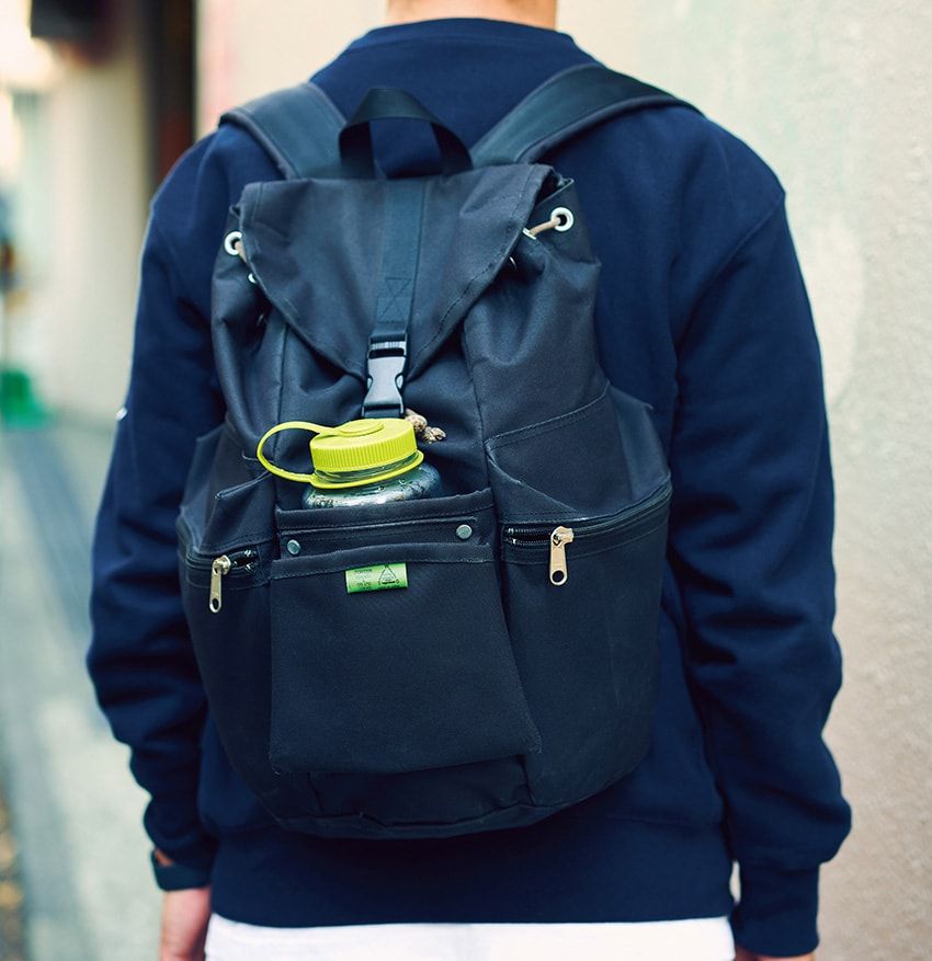 ミリタリー旋風発生中！街角で見つけた大人顔の黒カーゴ＆レトロモダンなMA-1 - 4枚目の画像