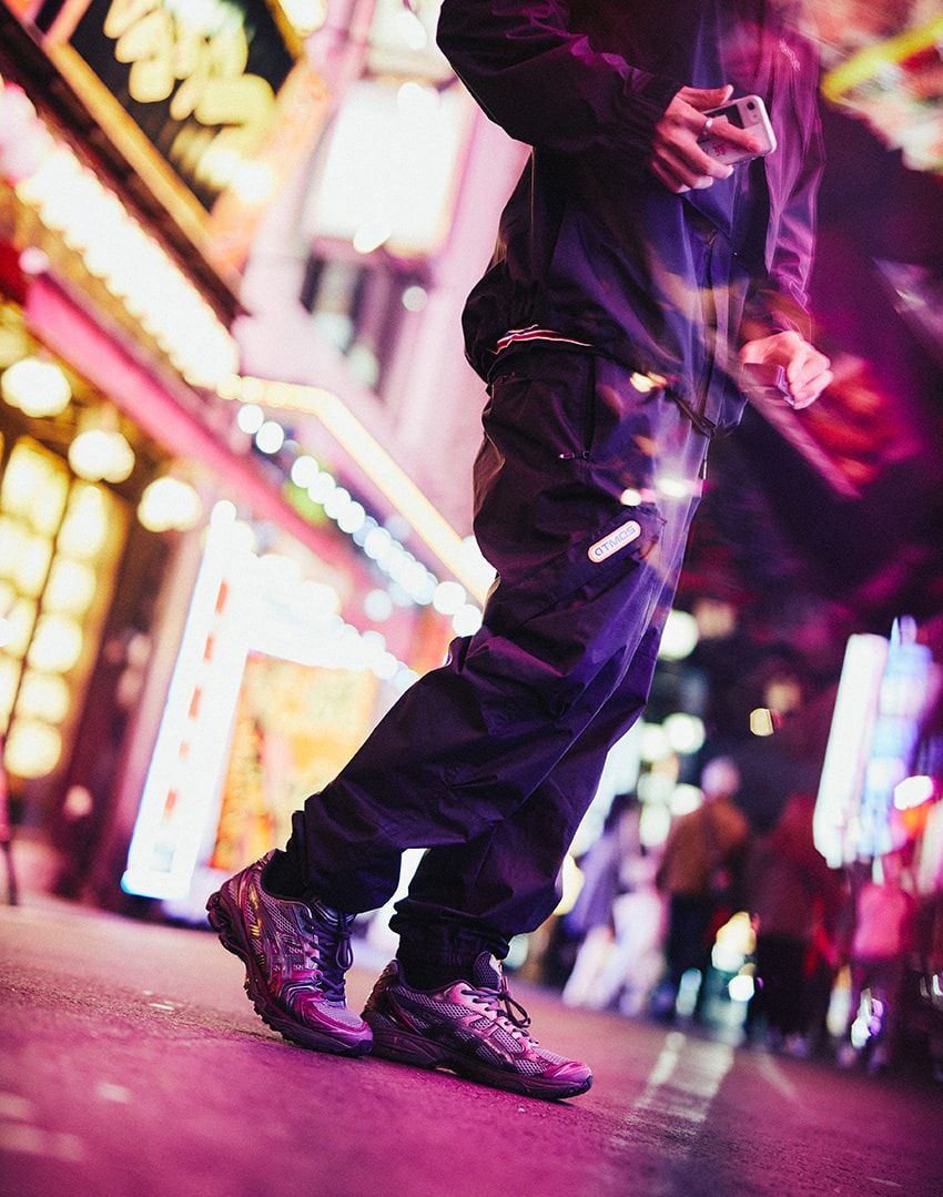 アトモスがアシックス「ゲルカヤノ 14」を別注！ 夜の街をイメージした艶やかな配色で登場 - 2枚目の画像