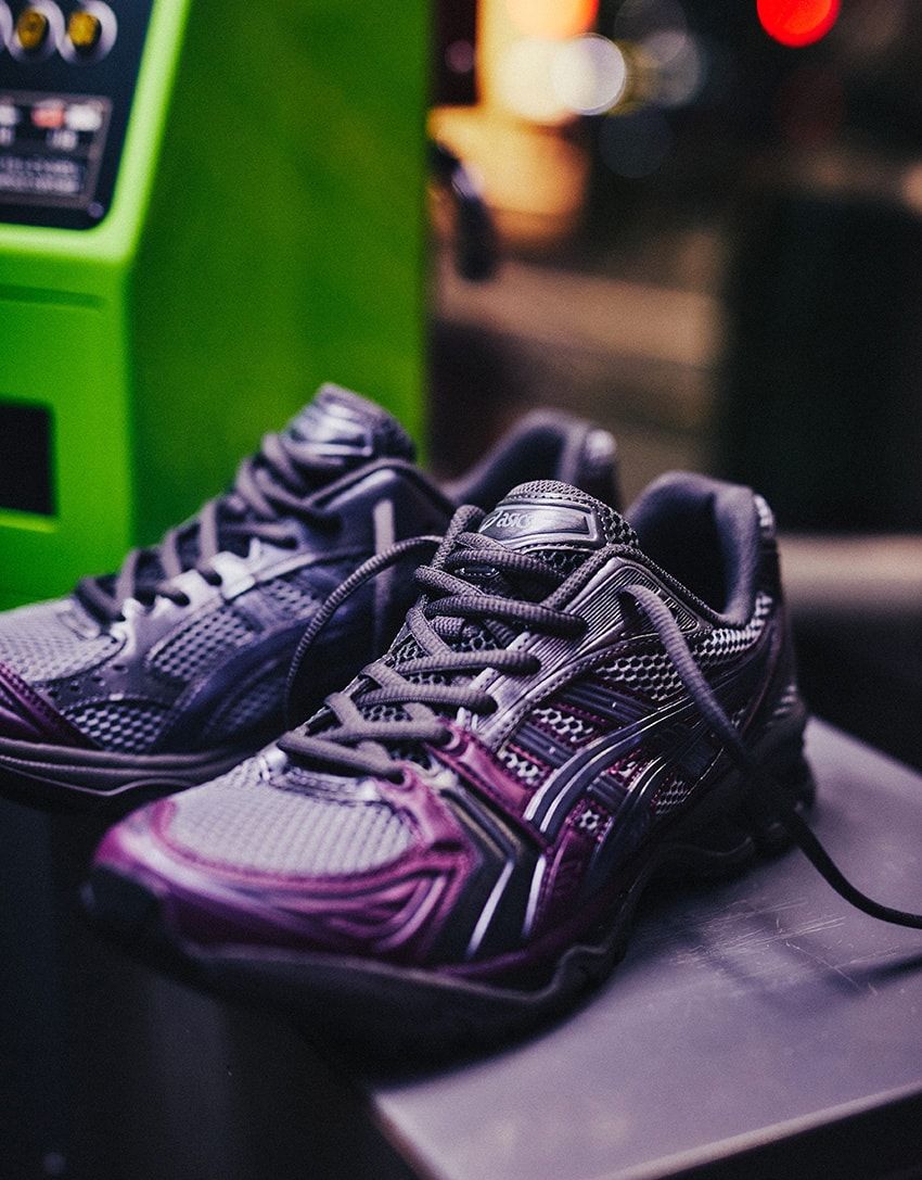 アトモスがアシックス「ゲルカヤノ 14」を別注！ 夜の街をイメージした艶やかな配色で登場 - 4枚目の画像