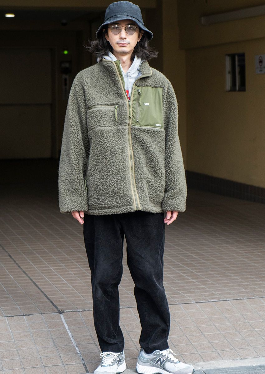 ジャケット=ザ・ノース・フェイス スウェット=シュプリーム パンツ=ジーユー シューズ=ニューバランス 帽子=カシラ 眼鏡=レイバン