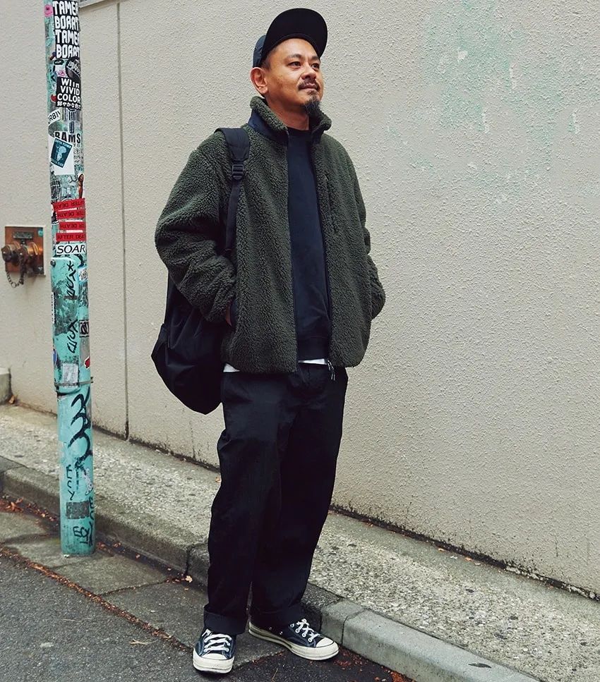 ジャケット=ユニクロ パンツ=フミトガンリュウ 帽子=ザ・ノース・フェイス スニーカー=コンバース