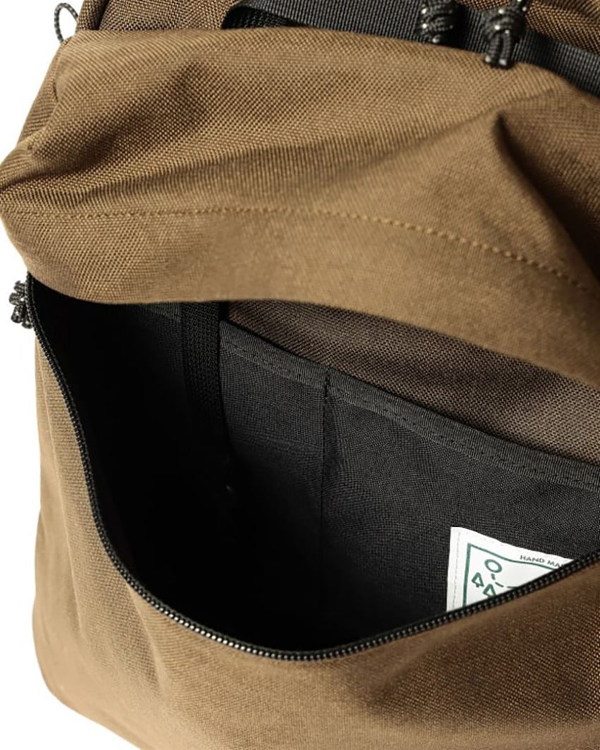 自転車乗りに愛されるブルーラグのバックパックにピルグリムが別注