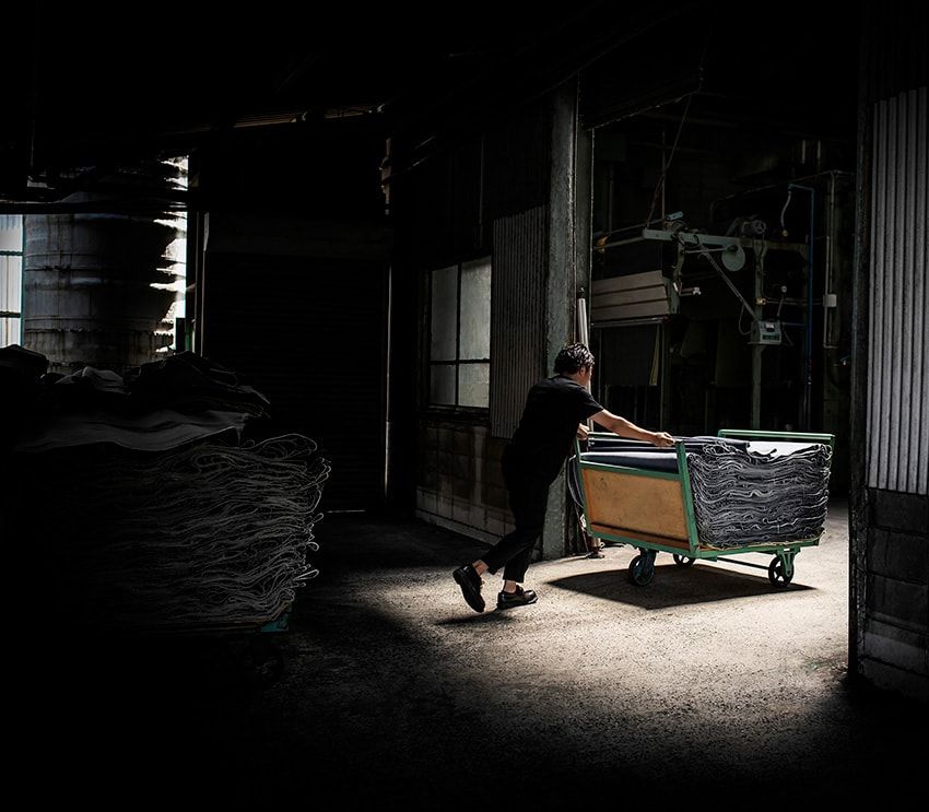 限定生産の極上デニム採用。ロロ・ピアーナの“着流し”最高峰ジャケット - 7枚目の画像