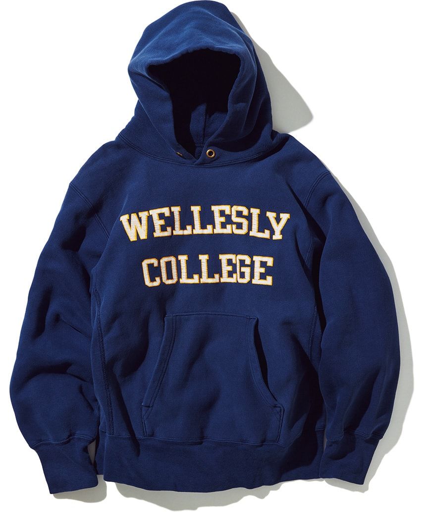 大人のカレッジスウェットの着こなしは、ロゴの配色に注目した色使いがポイントだ - 2枚目の画像