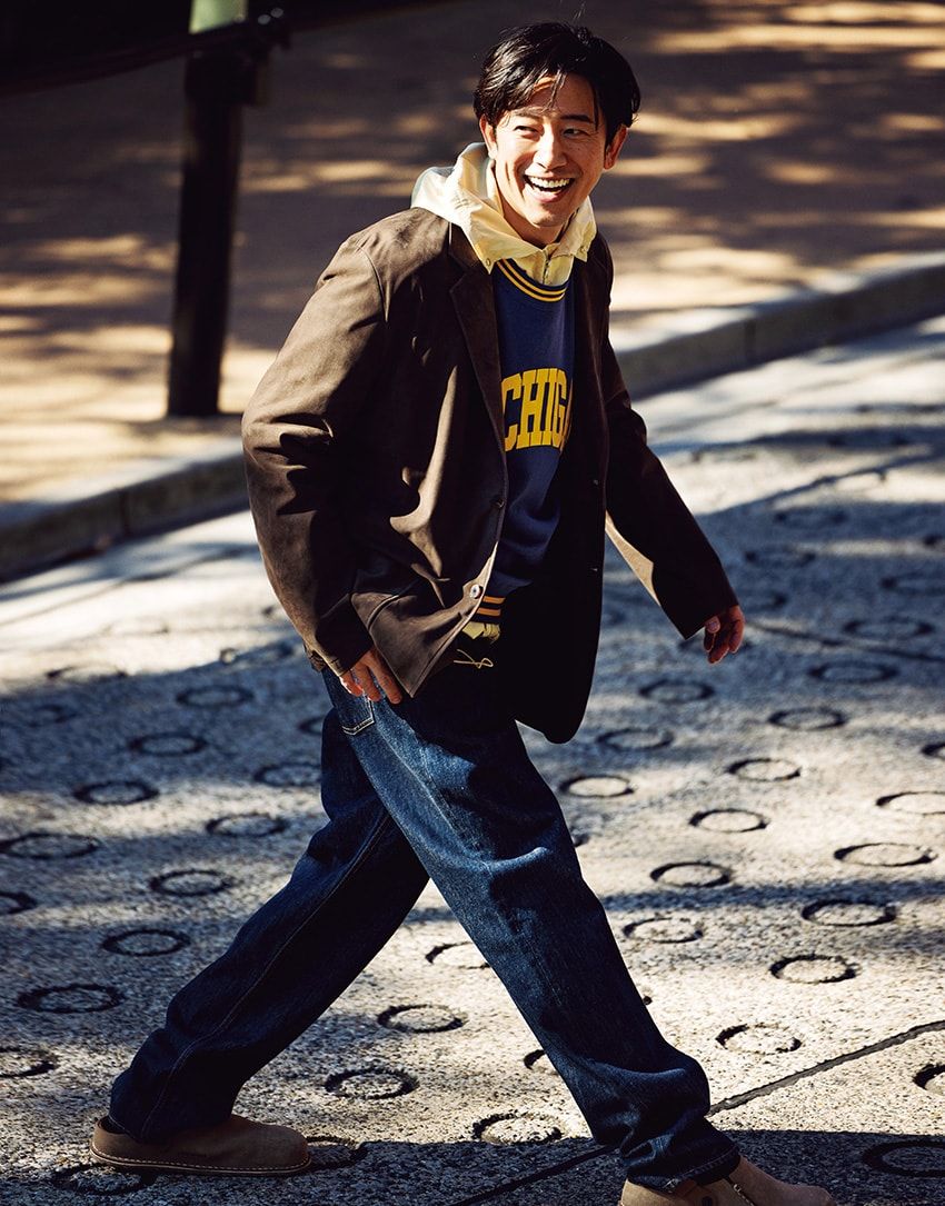 大人のカレッジスウェットの着こなしは、ロゴの配色に注目した色使いがポイントだ - 3枚目の画像