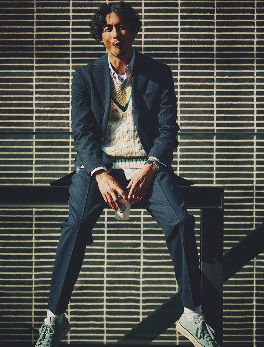 スーツの着こなしはスポーツ由来のアイテムで見違える！ Vゾーンで見せる着流し術 - 2枚目の画像