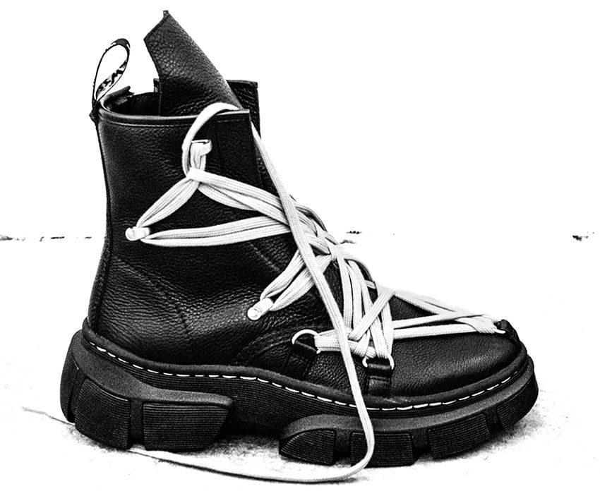 「ドクターマーチン × リック・オウエンス」独創的なゴシックデザインながらも超軽量なワケ - 1枚目の画像