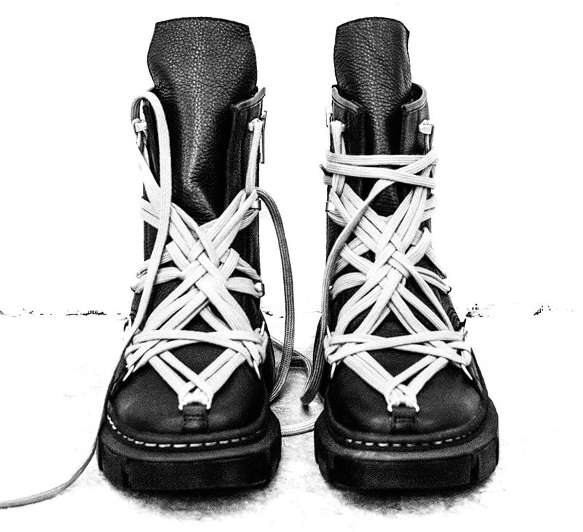 「ドクターマーチン × リック・オウエンス」独創的なゴシックデザインながらも超軽量なワケ - 2枚目の画像