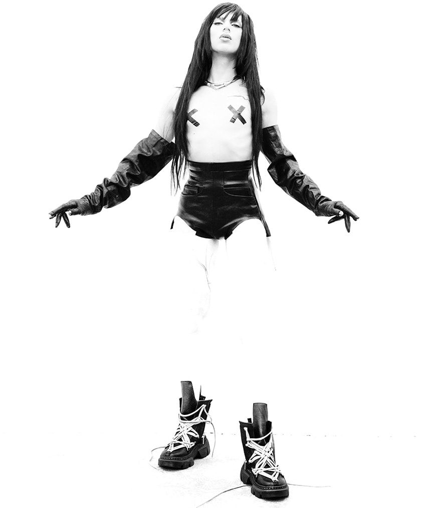 「ドクターマーチン × リック・オウエンス」独創的なゴシックデザインながらも超軽量なワケ - 3枚目の画像