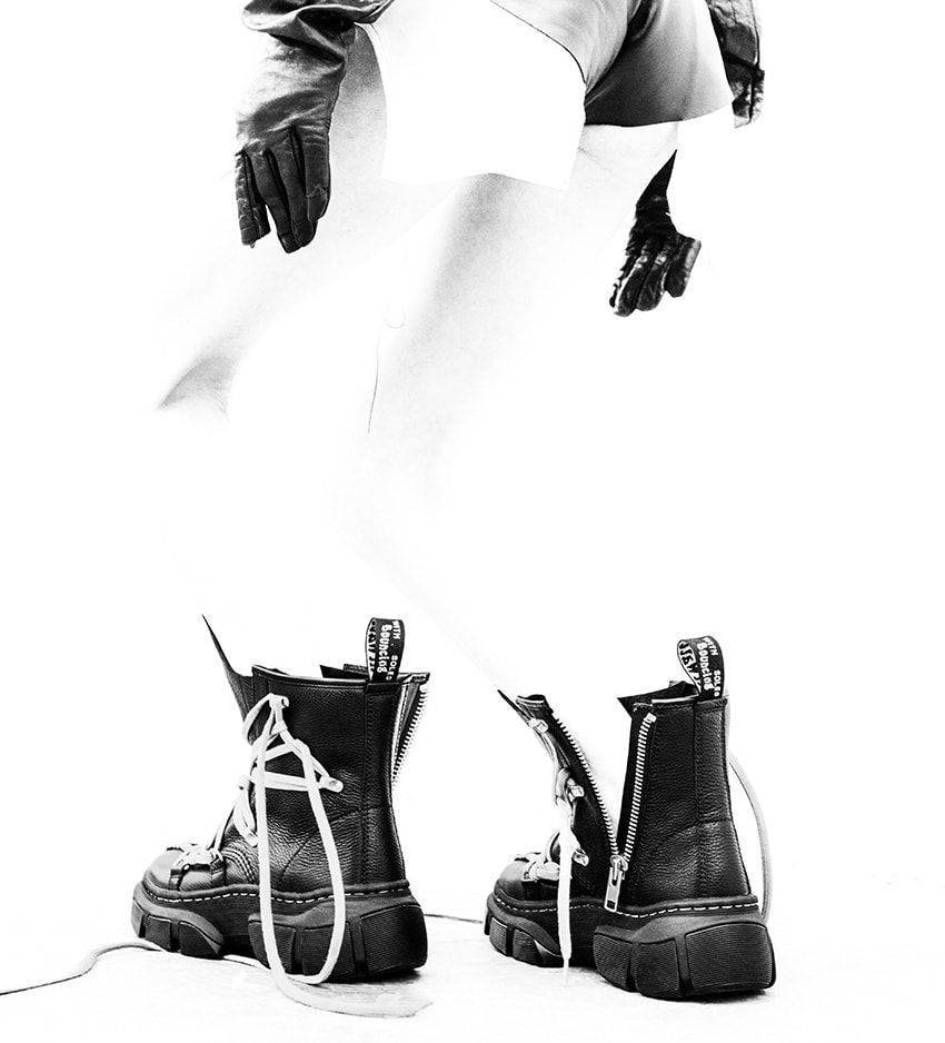 「ドクターマーチン × リック・オウエンス」独創的なゴシックデザインながらも超軽量なワケ - 4枚目の画像