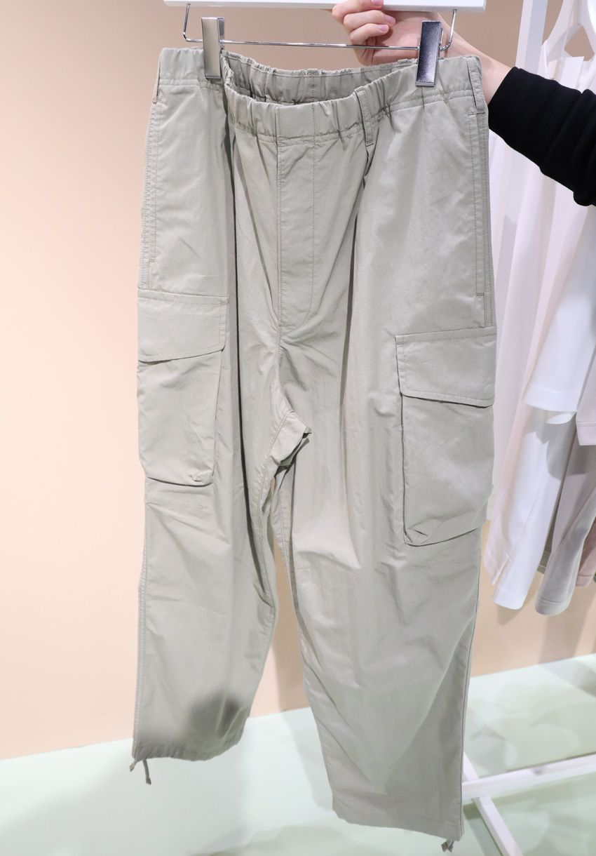 デニム風ジョガーパンツ、ワイドカーゴetc.「ユニクロ」の快適すぎる最新パンツ5本 - 7枚目の画像