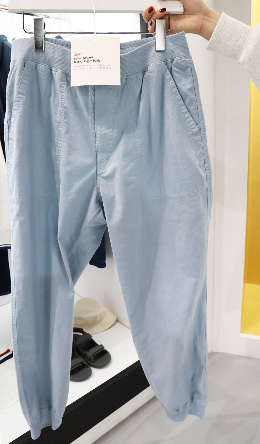 デニム風ジョガーパンツ、ワイドカーゴetc.「ユニクロ」の快適すぎる最新パンツ5本 - 2枚目の画像