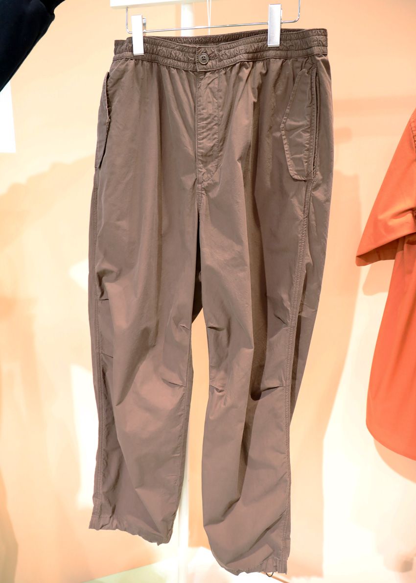 デニム風ジョガーパンツ、ワイドカーゴetc.「ユニクロ」の快適すぎる最新パンツ5本 - 5枚目の画像