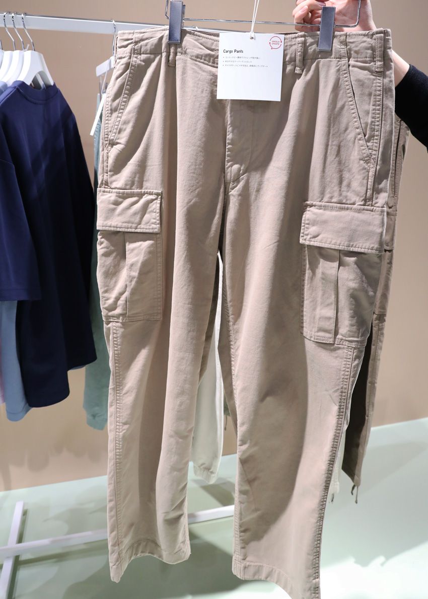 デニム風ジョガーパンツ、ワイドカーゴetc.「ユニクロ」の快適すぎる最新パンツ5本 - 4枚目の画像